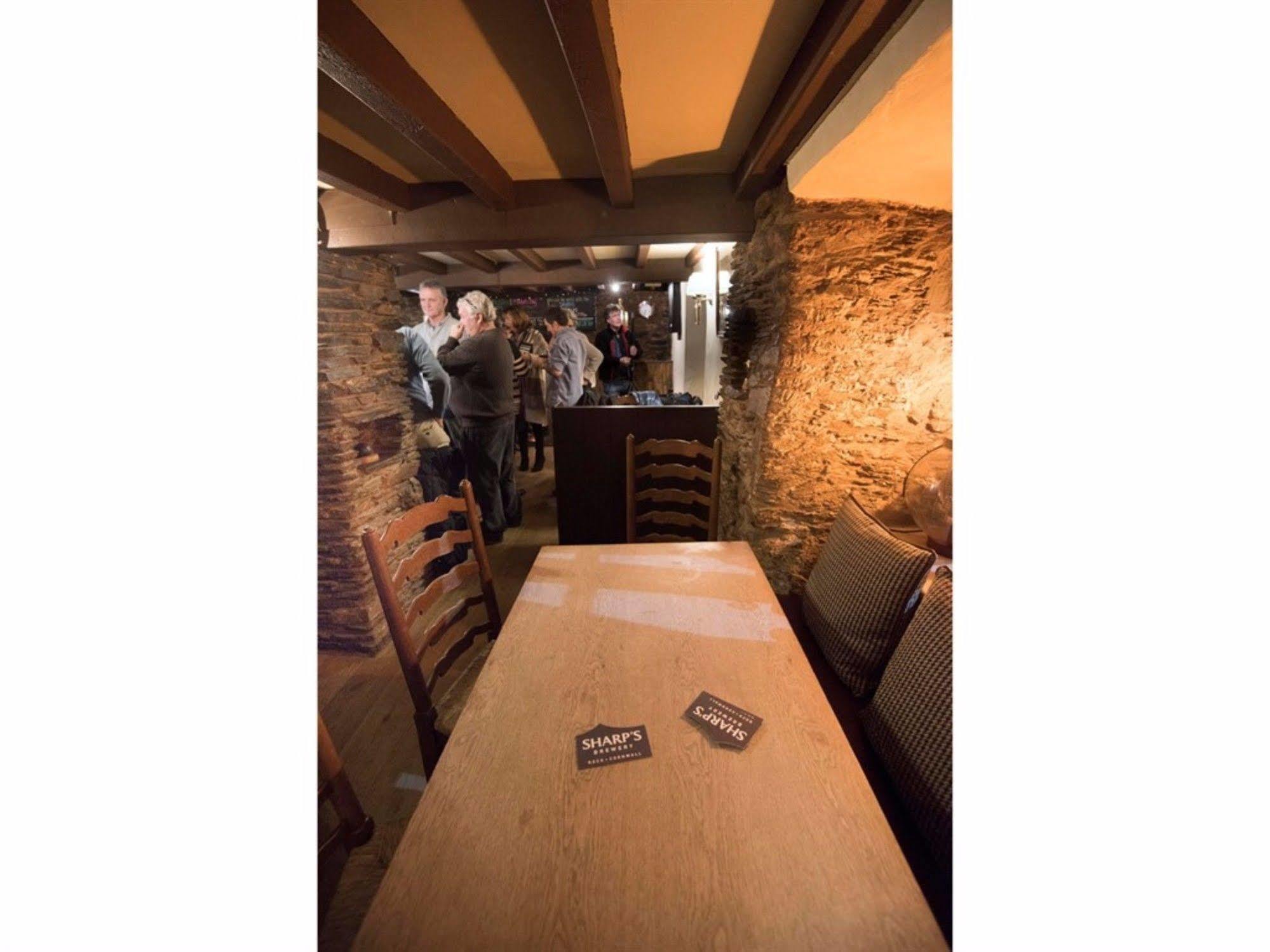 The Dolphin Inn 金斯布里奇 外观 照片