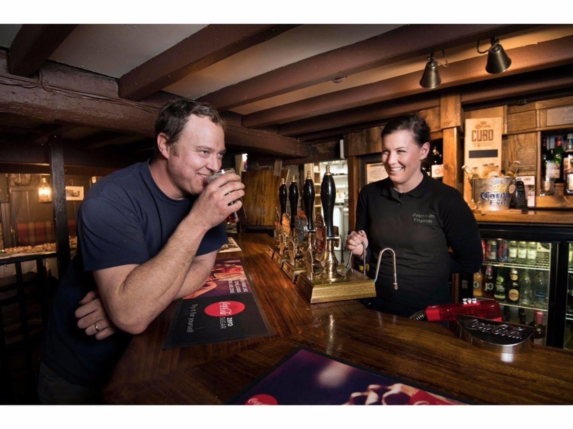 The Dolphin Inn 金斯布里奇 外观 照片